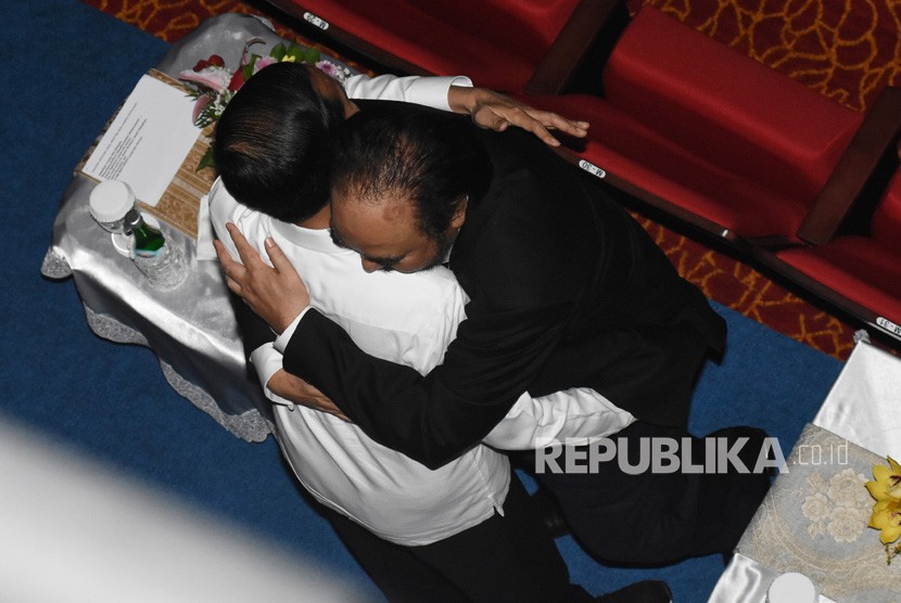 Presiden Joko Widodo (kiri) berpelukan dengan Ketua Umum Partai Nasdem Surya Paloh (kanan) saat menghadiri penutupan Kongres Kedua Partai Nasdem dan HUT ke-8 Partai Nasdem di Jakarta International Teathre, Jakarta, Senin (11/11/2019).