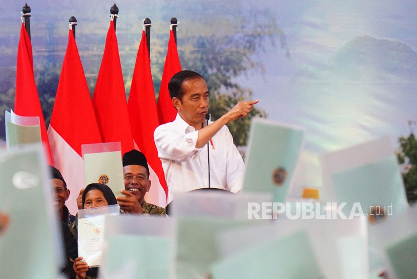 Presiden Joko Widodo (kiri) berpidato saat penyerahan Sertifikat Tanah 