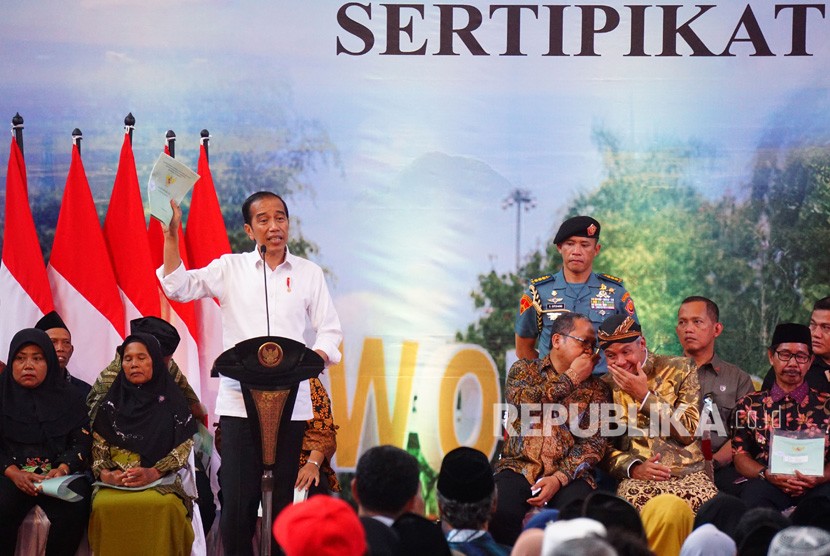 Presiden Joko Widodo (kiri) berpidato saat penyerahan Sertifikat Tanah untuk Rakyat di Banyuurip, Purworejo, Jawa Tengah, Kamis (29/8/2019).