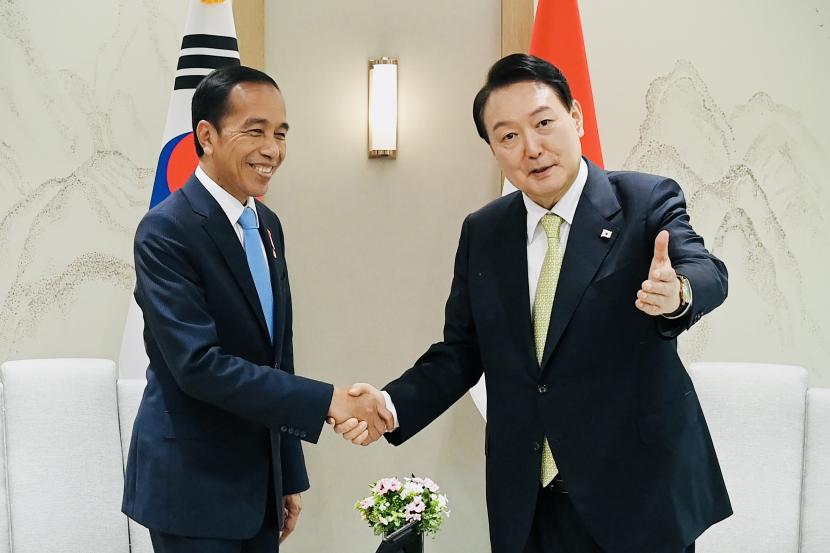 Presiden Joko Widodo (kiri) bersalaman dengan Presiden Korea Selatan Yoon Suk-yeol dalam pertemuan bilateral di Kantor Kepresidenan Yongsan, Seoul, Korea Selatan, Kamis (28/7/2022). 