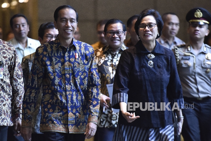 Presiden Joko Widodo (kiri) bersama dengan Menteri Keuangan Sri Mulyani.