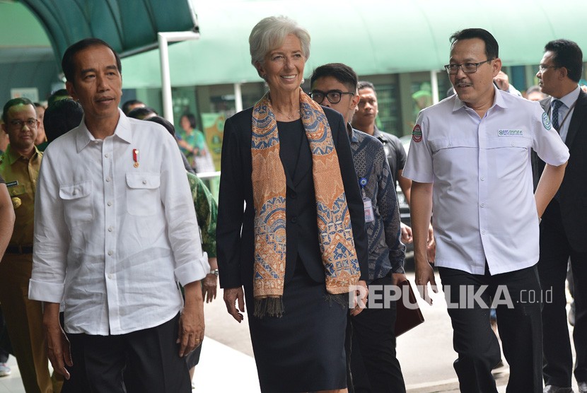 Presiden Joko Widodo (kiri) bersama Direktur Pelaksana Dana Moneter Internasional (IMF) Christine Lagarde (tengah) dan Direktur Utama BPJS Kesehatan Fahmi Idris melakukan blusukan meninjau pelayanan Rumah Sakit Pusat Pertamina Jakarta, Senin (26/2).