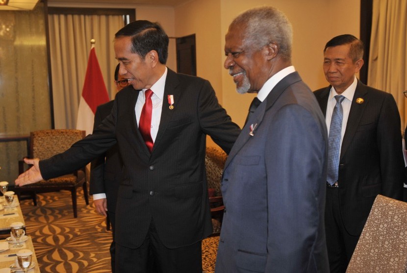 Presiden Joko Widodo (kiri) bersama Gubernur Bali Made Mangku Pastika (kanan) menyambut kedatangan mantan Sekretaris Jenderal PBB, Kofi Annan dalam pembukaan Bali Democracy Forum (BDF) IX di Nusa Dua, Kamis (8/12). 