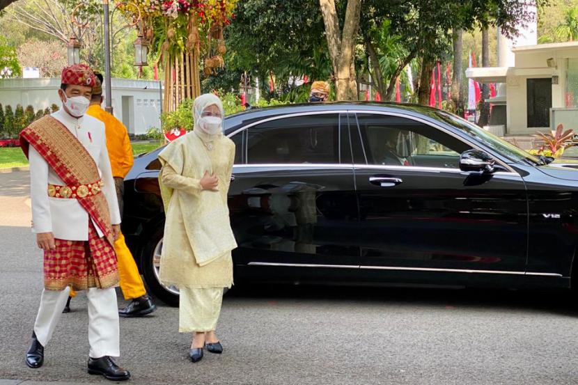 Presiden Joko Widodo (kiri) bersama Ibu Negara Iriana Joko Widodo (kanan) tiba untuk memimpin Upacara Peringatan Detik-Detik Proklamasi Kemerdekaan 1945 di Istana Merdeka, Jakarta, Selasa (17/8/2021). Presiden Jokowi mengenakan pakaian adat Lampung, sementara Ibu Negara mengenakan busana nasional dengan kain songket. 