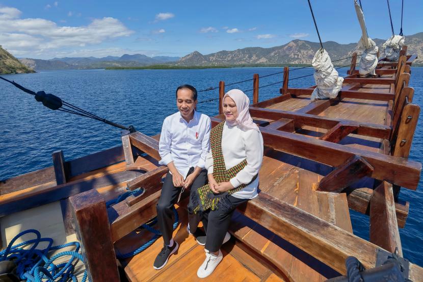 Presiden Joko Widodo (kiri) bersama Ibu Negara Iriana Joko Widodo berada di atas kapal pinisi menuju Pulau Rinca Taman Nasional Komodo, Kabupaten Manggarai Barat, Nusa Tenggara Timur, Kamis (21/7/2022). (ilustrasi).