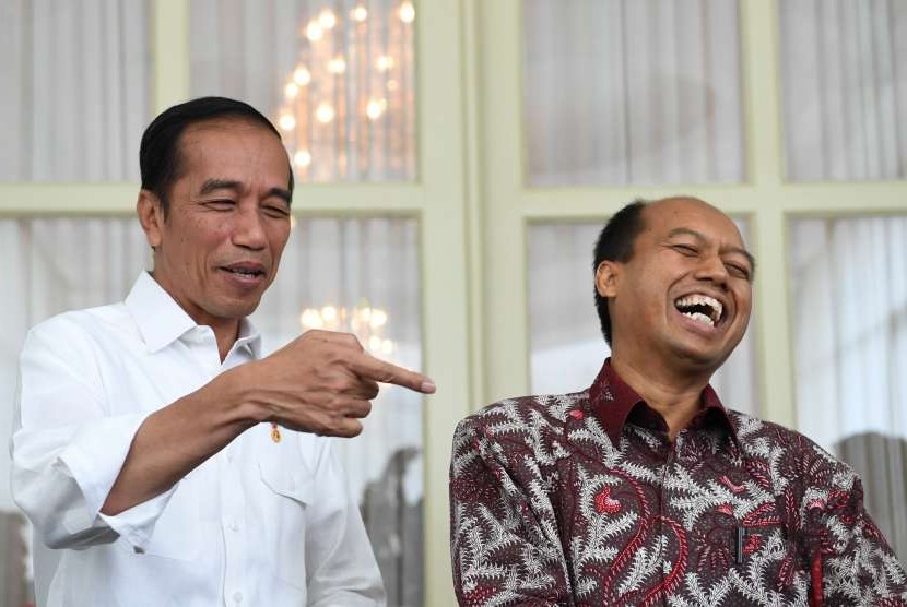 Presiden Joko Widodo (kiri) bersama Kepala Pusat Data, Informasi, dan Humas Badan Nasional Penanggulangan Bencana (BNPB) Sutopo Purwo Nugroho memberikan keterangan seusai bertemu di Istana Bogor, Jawa Barat, Jumat (5/10).