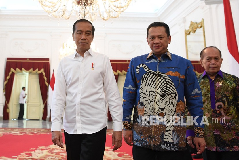 Presiden Joko Widodo (kiri) bersama Ketua MPR Bambang Soesatyo (tengah) bersiap memberikan keterangan seusai melakukan pertemuan di Istana Merdeka, Jakarta, Rabu (16/10/2019).