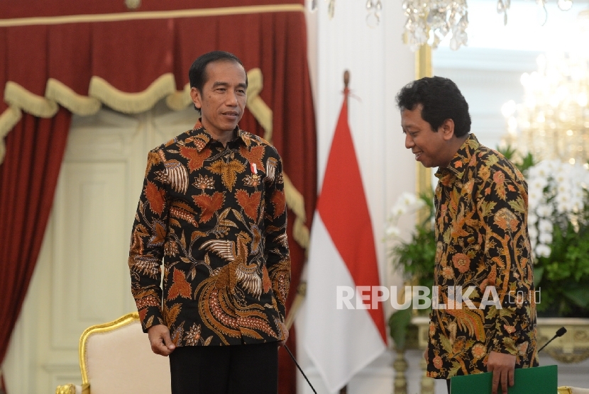 Presiden Joko Widodo (kiri) bersama Ketua Umum Partai Persatuan Pembangunan (PPP) Romahurmuziy usai meggelar konferensi pers di Istana Merdeka, Jakarta, Selasa (22/11). 