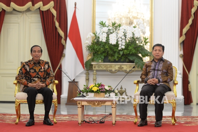 Presiden Joko Widodo (kiri) bersama Ketum Golkar Setya Novanto 