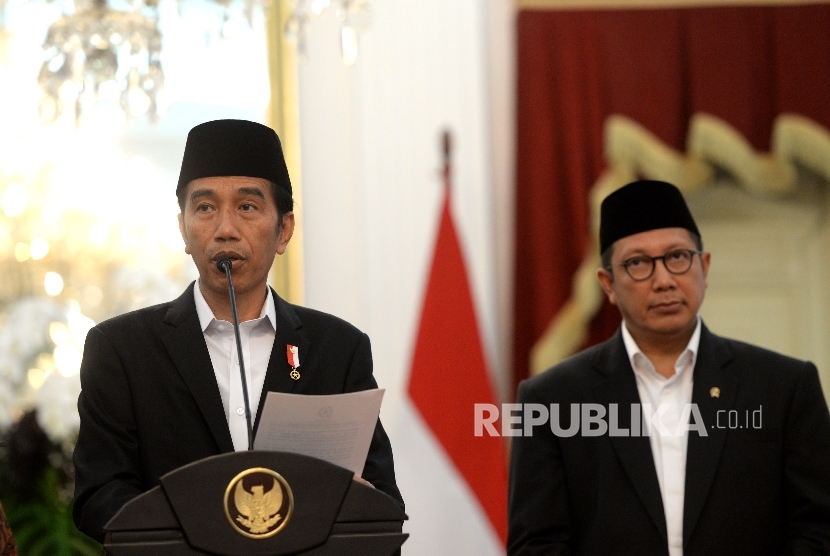  Presiden Joko Widodo (kiri) bersama Menteri Agama Lukman Hakim Saifuddin memberikan keterangan pers terkait kuota jamaah haji di Istana Merdeka, Jakarta, Rabu (11/1). 