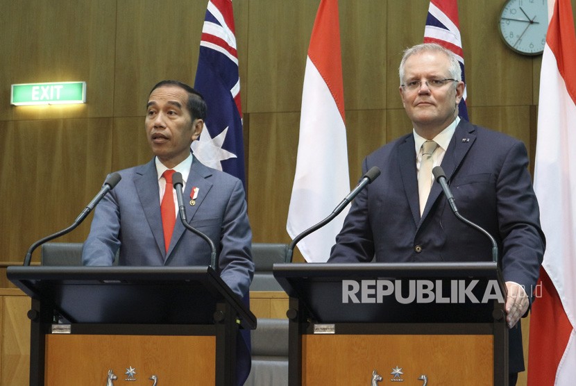 Presiden Joko Widodo (kiri) bersama Perdana Menteri Australia Scott Morrison (kanan) menyampaikan keterangan seusai melakukan pertemuan bilateral di gedung parlemen Australia, Canberra, Australia, Senin (10/2/2020). 