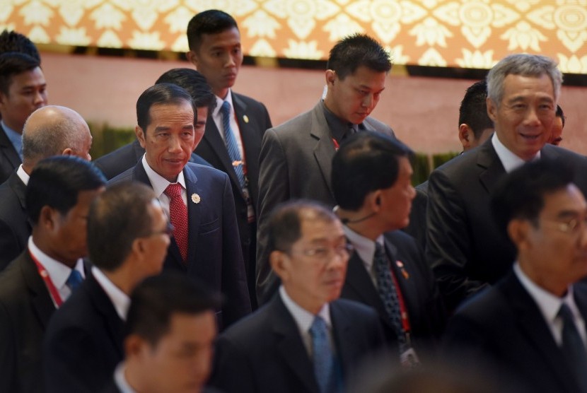 Presiden Joko Widodo (kiri) bersama pimpinan serta delegasi negara-negara ASEAN berjalan menuju ruang pertemuan ASEAN-Cina Summit di National Convention Center, Vientiane, Laos, Rabu (7/9). 