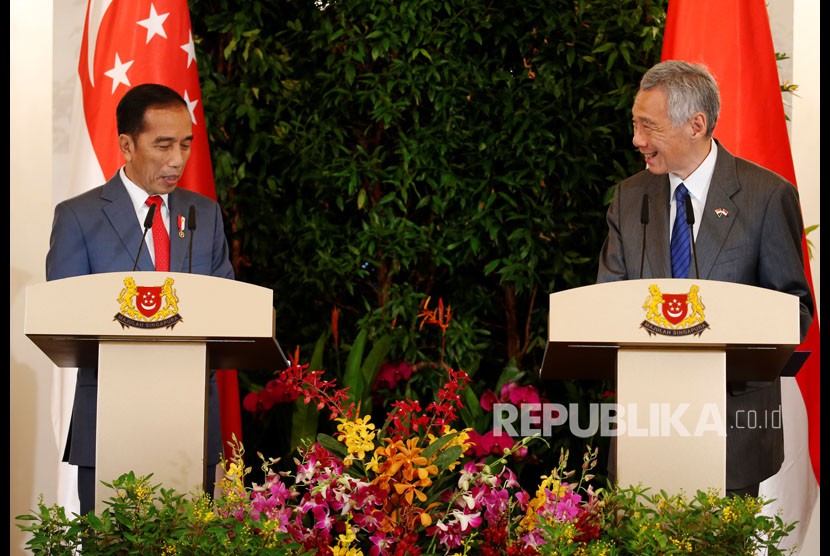 Presiden Joko Widodo (kiri) bersama PM Singapura Lee Hsien Loong, memberikan keterangan pers, di Istana, di Singapura, Selasa (08/10/2019).