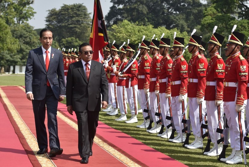 Presiden Joko Widodo (kiri) bersama Presiden Timor Leste Francisco Guterres Lu Olo (kedua kiri) memeriksa pasukan saat upacara penyambutan tamu negara di Istana Bogor, Jawa Barat, Kamis (28/6).