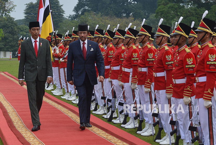  President Joko Widodo (left) receives Brunei Darussalam's Sultan Hassanal Bolkiah who is on a state visit to Indonesia at Bogor Palace, West Java, on Thursday (May 3). 