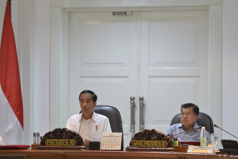 Presiden Joko Widodo (kiri) bersama Wakil Presiden Jusuf Kalla memimpin rapat terbatas di Kantor Kepresidenan, Jakarta, Selasa (7/2). 