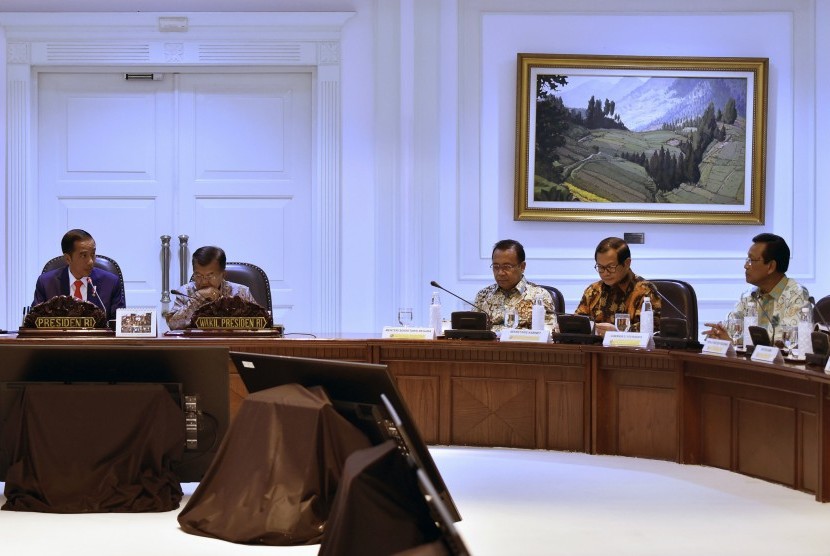 Presiden Joko Widodo (kiri) bersama Wakil Presiden Jusuf Kalla (kedua kiri) memimpin rapat terbatas Evaluasi Pelaksanaan Proyek Strategis Nasional dan Program Prioritas Provinsi Daerah Istimewa Yogyakarta di Kantor Presiden, Jakarta, Kamis (20/4). 