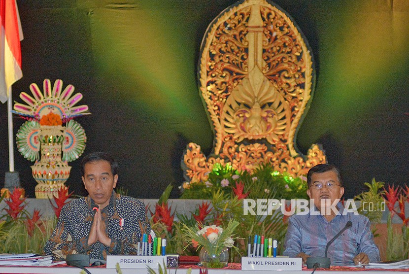 Presiden Joko Widodo (kiri) bersama Wakil Presiden Jusuf Kalla membuka rapat kabinet, di Sanur, Bali, Jumat (22/12).