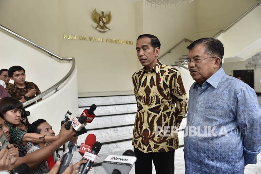 Presiden Joko Widodo (kiri) bersama Wakil Presiden Jusuf Kalla menyampaikan keterangan pers usai pertemuan tertutup di Kantor Wakil Presiden, Jakarta, Selasa (6/2).