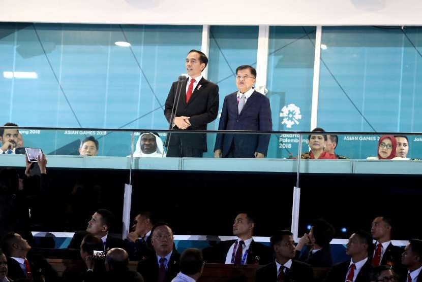 Presiden Joko Widodo (kiri) bersama Wakil Presiden Jusuf Kalla (kanan) saat memberikan sambutan pada Upacara Pembukaan Asian Games ke-18 Tahun 2018 di Stadion Utama Gelora Bung Karno, Senayan, Jakarta, Sabtu (18/8). 