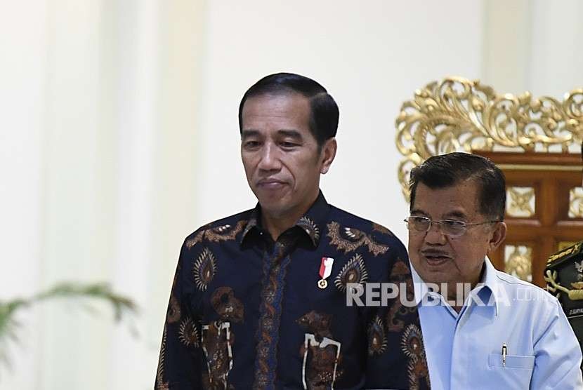 Presiden Joko Widodo (kiri) bersama Wakil Presiden Jusuf Kalla (kanan) bersiap memimpin rapat terbatas persiapan pelaksanaan Asian Para Games ke-3 di Kantor Presiden, Jakarta, Selasa (2/10).