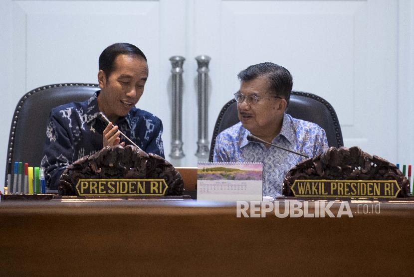 Presiden Joko Widodo (kiri) bersama Wakil Presiden Jusuf Kalla (kanan) memimpin rapat terbatas tentang ketersediaan anggaran dan pagu indikatif tahun 2020 di Kantor Presiden, Jakarta, Senin (22/4/2019). Pemerintah akan mengupayakan penganggaran dan alokasi APBN 2020 memberikan stimulus pada pertumbuhan ekonomi. 