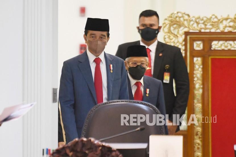 Presiden Joko Widodo (kiri) bersama Wakil Presiden Maruf Amin bersiap memimpin Sidang Kabinet Paripurna di Kantor Presiden, Jakarta, Rabu (17/11/2021). Sidang kabinet paripurna itu beragendakan pemberian arahan dari Presiden serta membahas APBN 2022.