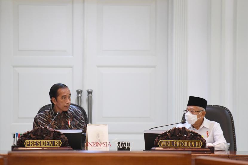 Presiden Joko Widodo (kiri) bersama Wakil Presiden Ma'ruf Amin dalam rapat kabinet, Senin (22/11). Wapres menegaskan komitmen pemerintah terhadap target pencapaian sustainable development goals (SDGs) atau tujuan pembangunan berkelanjutan.