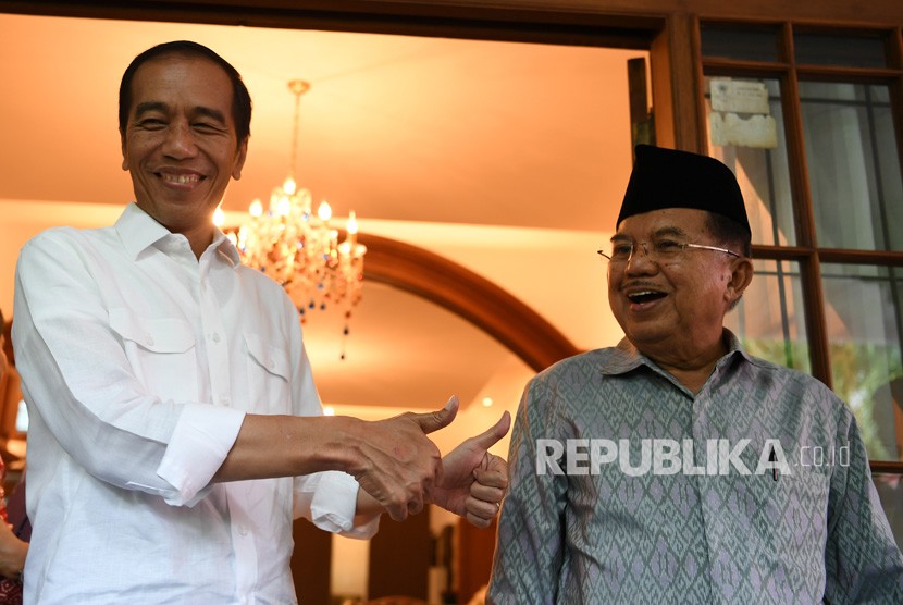 Presiden Joko Widodo (kiri) bersama Wapres Jusuf Kalla bersiap memberikan keterangan kepada media, di kediaman Wapres Jusuf Kalla di Makassar, Sulawesi Selatan, Sabtu (22/12/2018). 