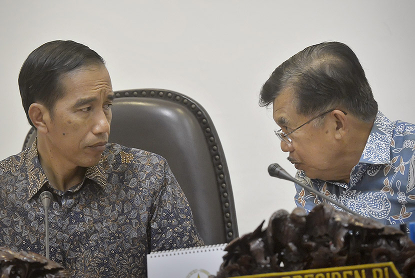 Presiden Joko Widodo (kiri) bersama Wapres Jusuf Kalla (kanan) memimpin rapat kabinet terbatas membahas aturan cuti bagi jajaran pejabat negara di Kantor Kepresidenan, Jakarta, Rabu (6/1).