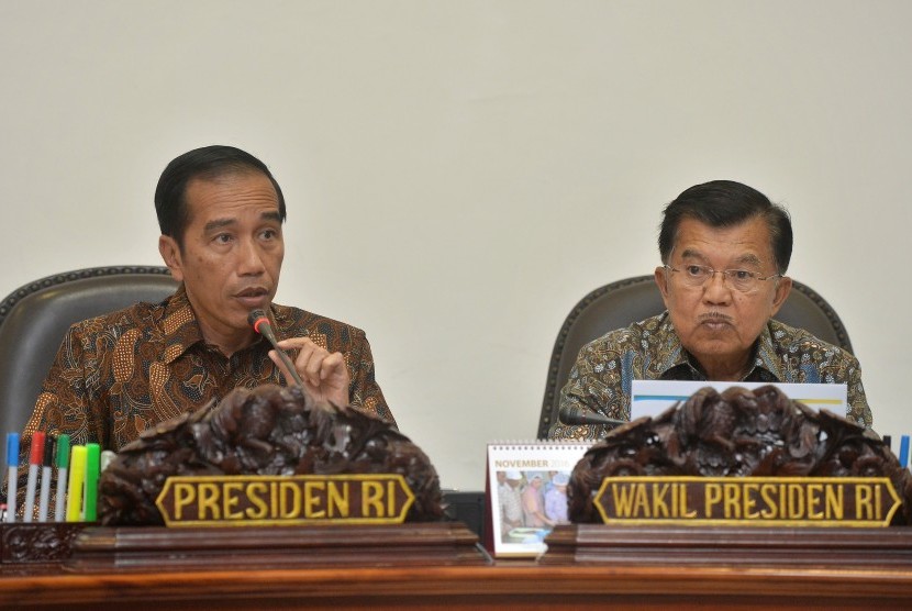 Presiden Joko Widodo (kiri) bersama Wapres Jusuf Kalla (kanan) memimpin Rapat Terbatas membahas anggaran pembangunan Papua di Kantor Presiden, Jakarta, Selasa (8/11). 