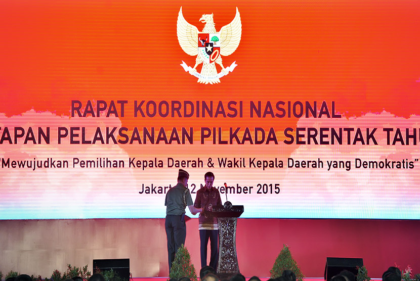 Presiden Joko Widodo (kiri) bersiap memberikan arahan kepada pemimpin lembaga tinggi negara dalam Rakornas Pemantapan Pelaksanaan Pilkada Serentak 2015 di Eco Park Ancol, Jakarta, Kamis (12/11).