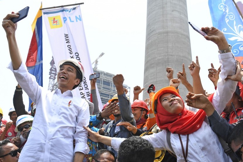 Jokowi Peresmian PLTU Cilacap: Presiden Joko Widodo (kiri) berswafoto bersama pekerja usai meresmikan PLTU Cilacap Ekspansi 1x660 MW di Karangkandri, Cilacap, Jawa Tengah, Senin (25/2/2019).
