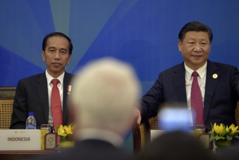 Presiden Joko Widodo (kiri) besama Presiden China Xi Jinping (kanan) saat melakukan dialog antara Pimpinan negara ekonomi dengan APEC Business Advisory Council (ABAC) di Da Nang, Vietnam, Jumat (10/11).