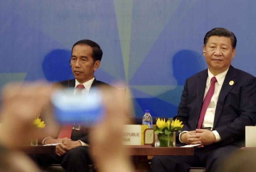 Presiden Joko Widodo (kiri) besama Presiden China Xi Jinping (kanan) saat melakukan dialog antara Pimpinan negara ekonomi dengan APEC Business Advisory Council (ABAC) di Da Nang, Vietnam, Jumat (10/11). 