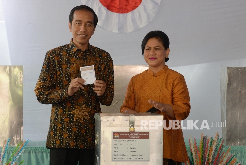 Indonesian President Joko Widodo (Jokowi) together with First Lady Iriana Widodo participated in the voting of Jakarta gubernatorial election at the voting station 04 Gambir, Jakarta, Wednesday (Feb 15).