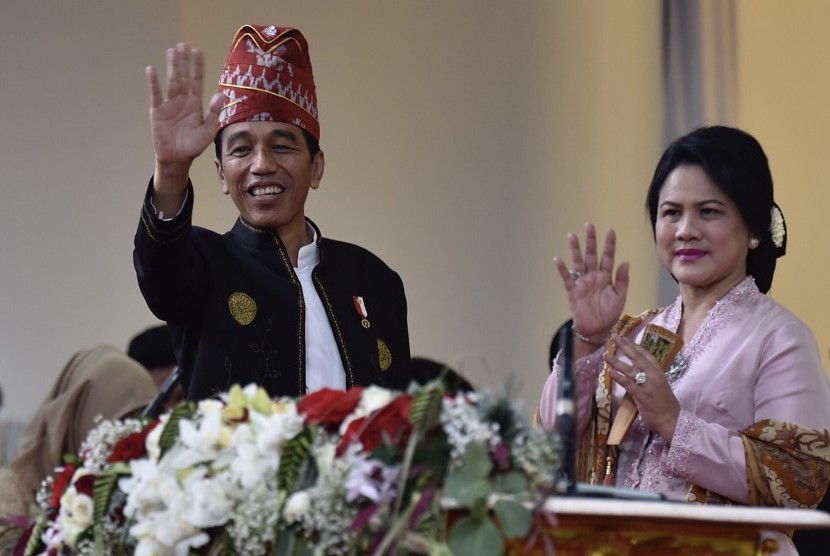 Presiden Joko Widodo (kiri) dan Ibu Negara Iriana Joko Widodo melambaikan tangan saat upacara penurunan bendera Merah Putih dalam rangka HUT ke-72 RI di Istana Merdeka, Jakarta, Kamis (17/8). 