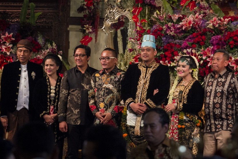 Presiden Joko Widodo (kiri) dan Ibu Negara Iriana Joko Widodo (kedua kiri) berfoto bersama artis pelawak Andre Taulani (tiga kiri), Sule (empat kiri) dan Tukul Arwana (kanan) saat resepsi pernikahan Kahiyang Ayu (dua kanan) dengan Bobby Nasution (tiga kanan) di Gedung Graha Saba, Sumber, Solo, Jawa Tengah, Rabu (8/11).