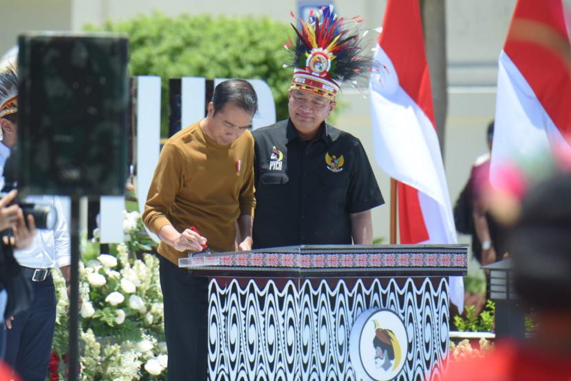 Presiden Joko Widodo (kiri) dan Kepala BIN Budi Gunawan meresmikan Papua Youth Creative Hub, di Jayapura, Selasa (21/3/2023). 