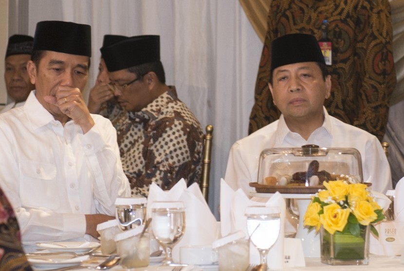 Presiden Joko Widodo (kiri) dan Ketua DPR Setya Novanto berbuka puasa bersama di kediaman dinas Ketua DPR di kompleks Widya Chandra, Jakarta, Senin (5/6).