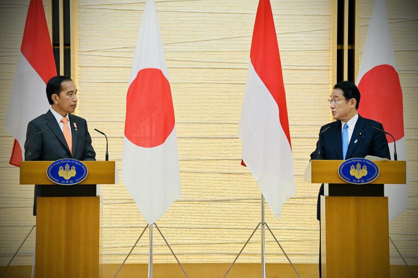 Presiden Joko Widodo (kiri) dan Perdana Menteri Jepang Kishida Fumio menyampaikan keterangan pers seusai pertemuan bilateral di Kantor Perdana Menteri Jepang, Tokyo, Jepang, Rabu (27/7/2022). Kedua pemimpin negara sepakat untuk memperkuat kerja sama di bidang perdagangan dan investasi. 