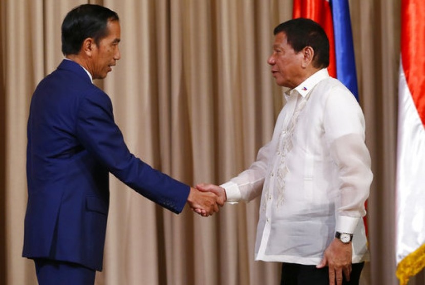 Presiden Joko Widodo (kiri) dan Presiden Filipina Rodrigo Duterte bersalaman usai konferensi pers bersama di Istana Malacanang di Manila, Filipina, Jumat, 28 April 2017.