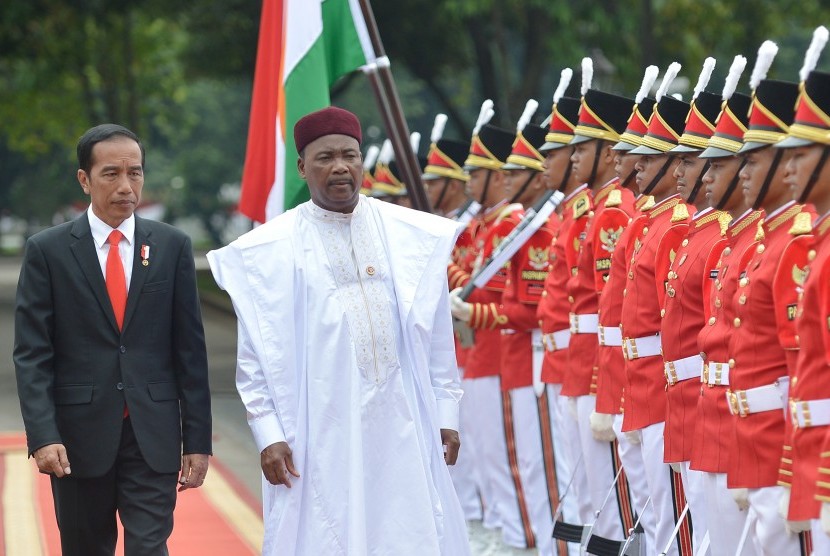 Presiden Joko Widodo (kiri) dan Presiden Republik Niger Mohamadou Issoufou (kedua kiri) memeriksa pasukan kehormatan saat kunjungan kenegaraan di Istana Merdeka, Jakarta, Senin (16/10).