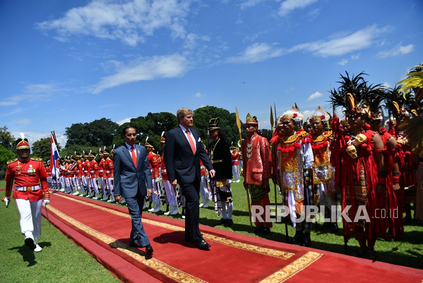 Presiden Joko Widodo (kiri) dan Raja Belanda Willem Alexander memeriksa pasukan kehormatan saat kunjungan kenegaraan di Istana Bogor, Jawa Barat, Selasa (10/3/2020).(Antara/Sigid Kurniawan)