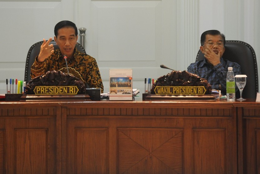 Presiden Joko Widodo (kiri) dan Wakil Presiden Jusuf Kalla menyampaikan arahan kepada menteri-menteri dalam sidang kabinet paripurna di Kantor Kepresidenan, Jakarta, Rabu (23/12). 