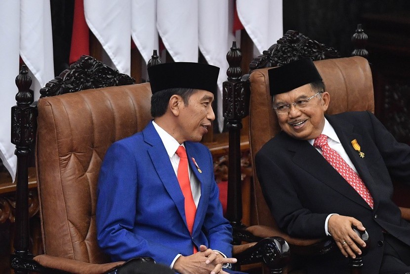 Presiden Joko Widodo (kiri) dan Wakil Presiden Jusuf Kalla menghadiri sidang Paripurna DPR di Kompleks Parlemen, Senayan, Jakarta, Jumat (16/8/2019). 