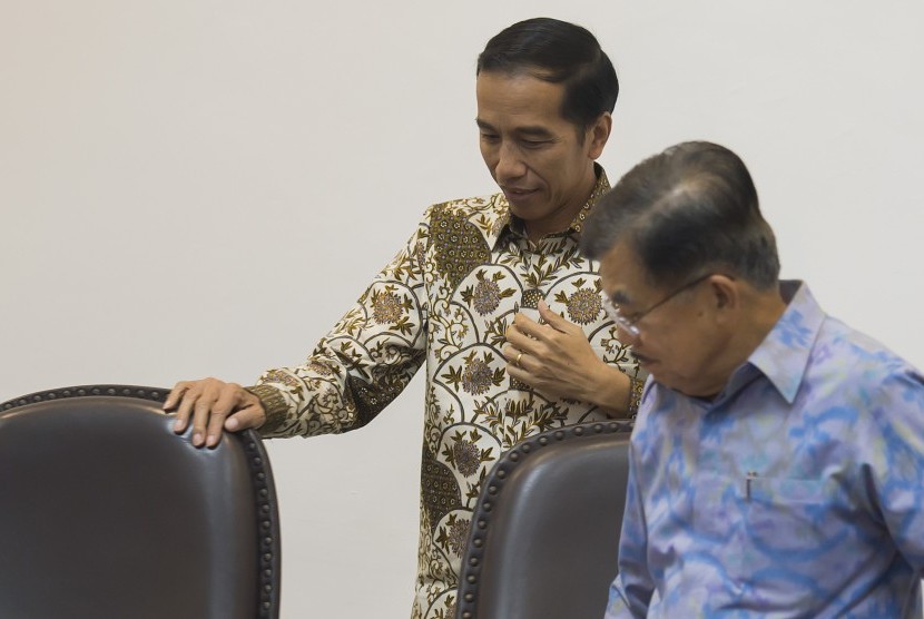 Presiden Joko Widodo (kiri) dan Wapres Jusuf Kalla (kanan) bersiap memimpin rapat kabinet terbatas di Kantor Kepresidenan, Jakarta, Kamis (25/6).