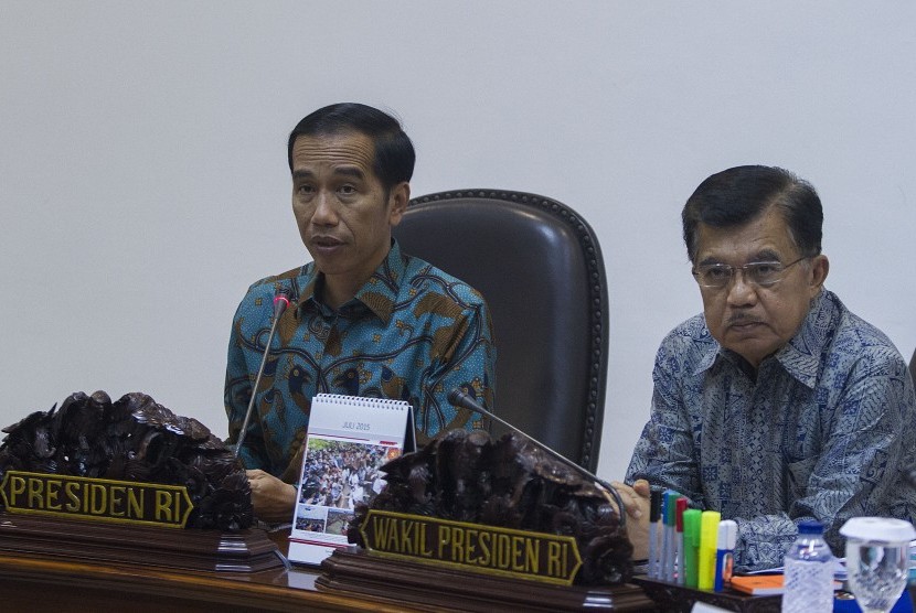 Presiden Joko Widodo (kiri) dan Wapres Jusuf Kalla (kanan) memimpin rapat kabinet terbatas yang membahas soal pelaksanaan Pilkada serentak tahun 2015 di Kantor Kepresidenan, Jakarta, Kamis (23/7). 