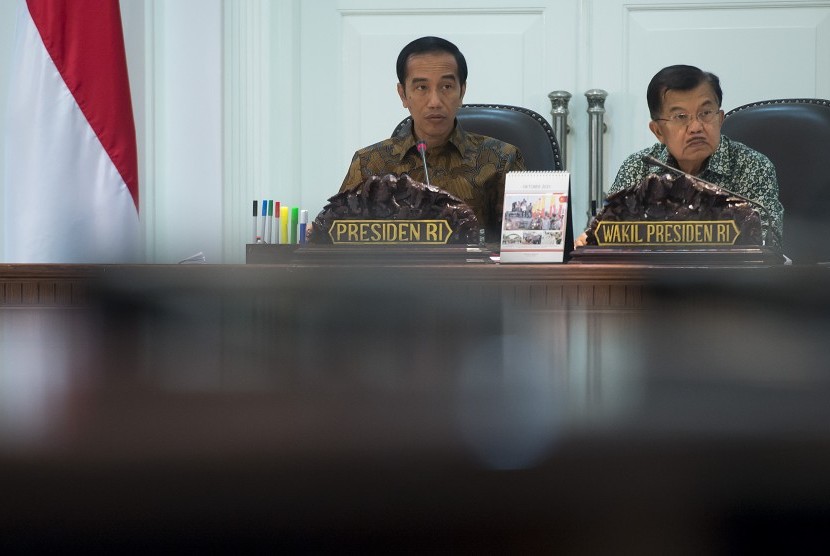 Presiden Joko Widodo (kiri) dan Wapres Jusuf Kalla (kanan) memimpin rapat kabinet terbatas di Kantor Kepresidenan, Jakarta, Kamis (15/10). 