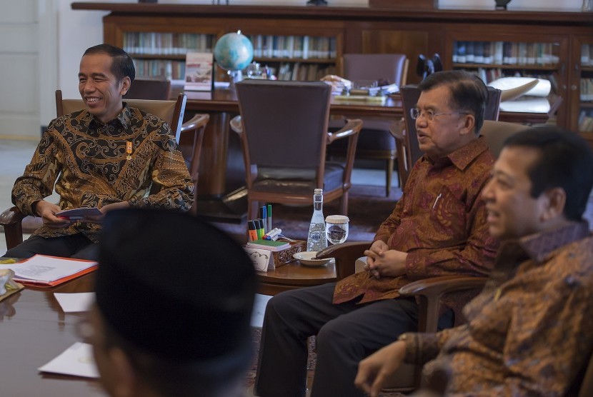 Presiden Joko Widodo (kiri) dan Wapres Jusuf Kalla (kedua kanan) serta Ketua DPR Setya Novanto (kanan) melakukan pertemuan dengan pimpinan lembaga negara lainnya di Istana Bogor, Jawa Barat, Rabu (5/8). 